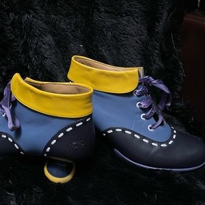 Lace-up ankle boot with collar, velvet laces. Rubber soles and 2" heel.